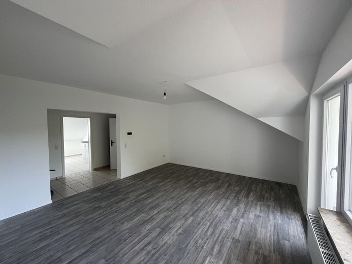 Frisch renovierte 3-Zimmer Wohnung mit Loggia ins Grüne, Einbauküche und Garage – Foto 4