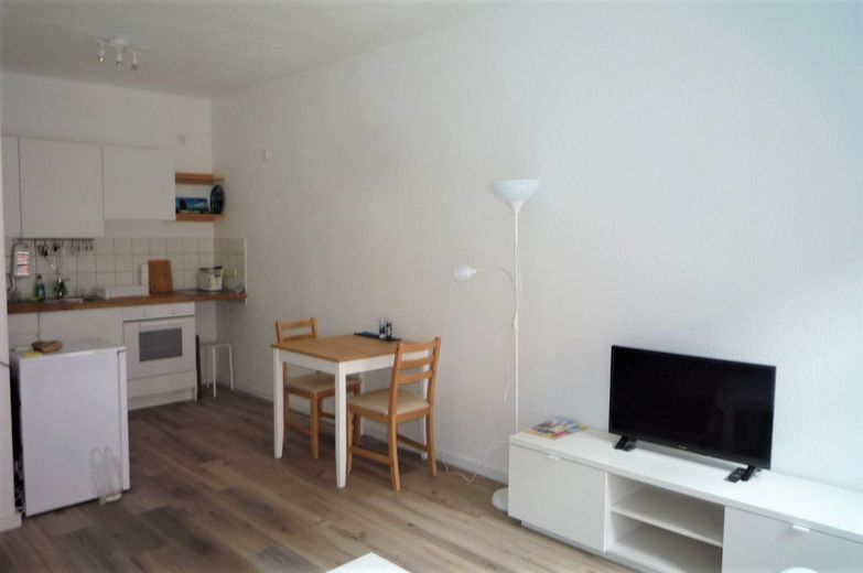 Ab 01.10.2026: möbl. Apartment in der Altstadt von Wismar – Wohnraum mit Blick zur Küche