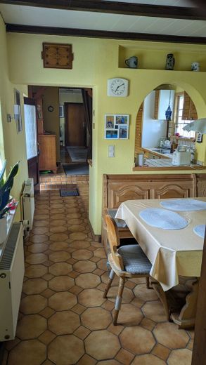 Gepflegtes Zweifamilienhaus mit großem Garten, Garagen und vielfältigen Nutzungsmöglichkeiten – Essbereich EG