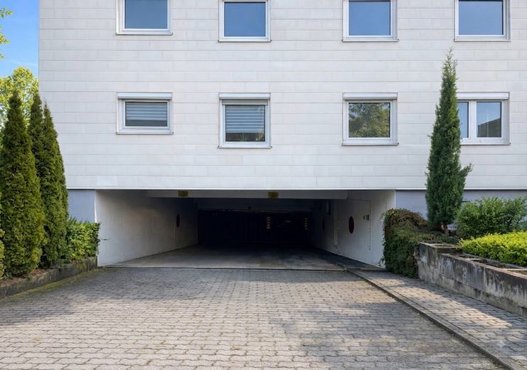 HELLE, MODERNISIERTE UND LICHTDURCHFLUTETE 3-ZIMMER-WOHNUNG MIT SÜDBALKON IN BÖBLINGEN-DAGERSHEIM – Einfahrt Tiefgarage