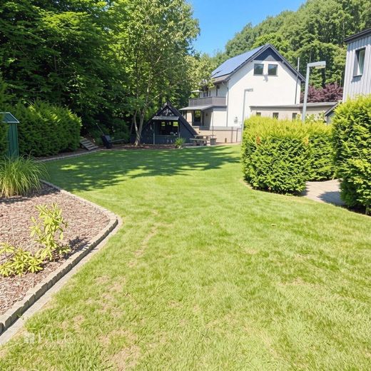 Attraktives Mehrfamilienhaus mit 8 Einheiten auf großzügigem Grundstück – Gartenansicht