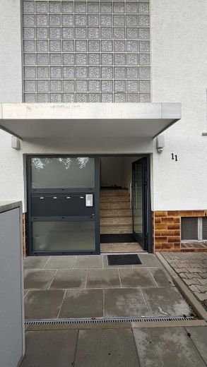 Balkonlu ve yeni ankastre mutfaklı, yeni yenilenmiş 4 odalı çatı katı dairesi – Hauseingang