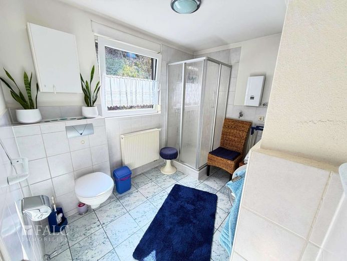 Charmantes Einfamilienhaus mit ELW und weiteren 20qm Zimmern im Untergeschoss mitten in der Natur – Badezimmer im Dachgeschoss