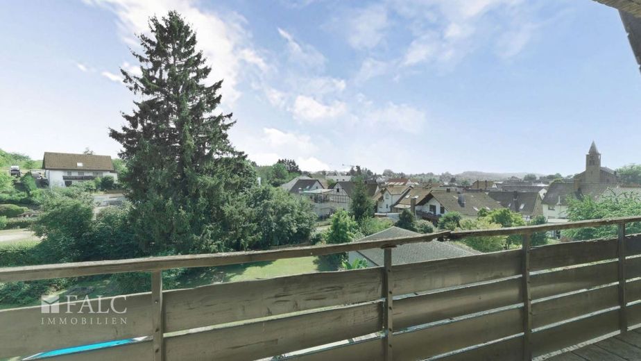 Charmante Doppelhaushälfte mit großem Garten – Balkon