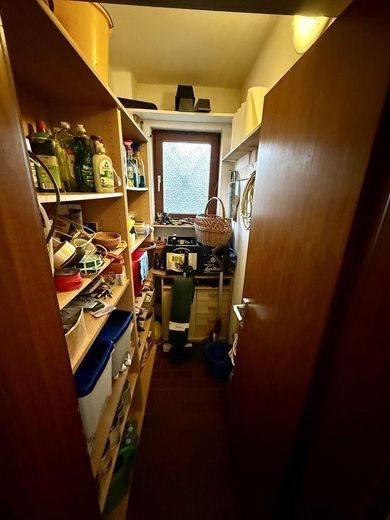Zweifamilienhaus mit 2 sep. Wohneinheiten | Mögl. Anlageobjekt – Gästetoillete / Speisekammer