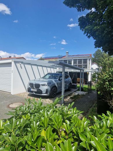 Ten nowoczesny dom w zabudowie bliźniaczej jest gotowy dla Państwa i Państwa rodziny w Unterschleißheim-Hollern. – Garage und Carport