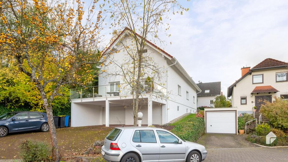 Schöne 2-Zi-Wohnung m.Balkon,Grün-& Blicklage,Kfz-Stellplatz,Keller.Am Schäfersberg-Niedernhausen – Haus Außenansicht, von Straße 