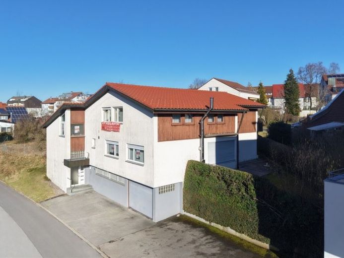 L'ambita zona residenziale incontra un utilizzo versatile! Casa bifamiliare con spazio per studio/ambulatorio in vendita! – Foto 1