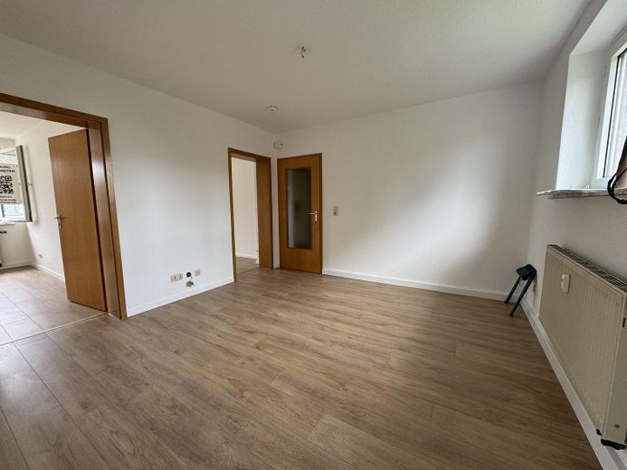 yeni zeminli, aydınlık 3 odalı daire, hemen taşınmaya hazır – Raum 1