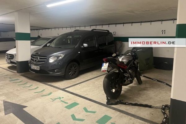 IMMOBERLIN.DE - Attraente posto auto in garage sotterraneo in posizione ben collegata