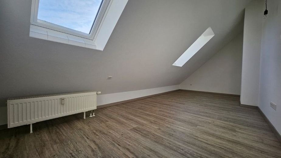 Helle 2-Zimmer-Dachgeschosswohnung mit Galerie und Balkon in ruhiger Lage in Hallbergmoos – Blick in den Schlafbereich in der Galerie