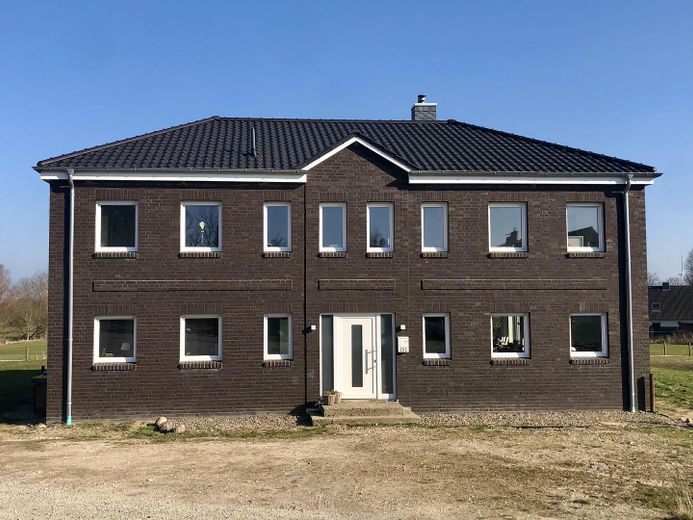 Modernes Landanwesen (Bj. 2021) mit Wohnhaus, Halle, Bauland und ca. 4 ha Land – Foto 1