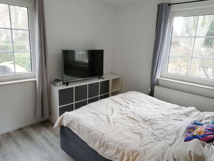Komfortowe mieszkanie własnościowe w topowej lokalizacji w Falkensee – Schlafzimmeransicht mit 2 Fenstern