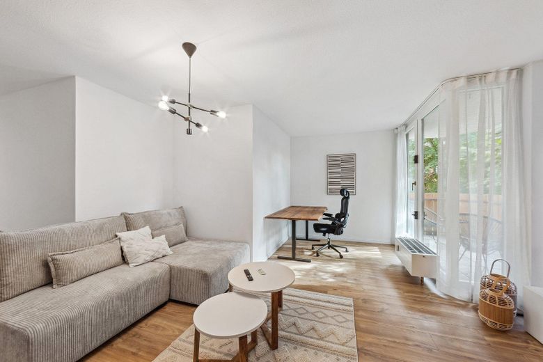 Appartamento esclusivo arredato e ristrutturato, cucina abitabile, balcone e posto auto in garage sotterraneo – Wohnzimmer