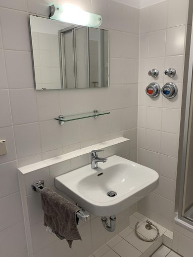 Clever investieren oder selbst einziehen – attraktives Studio-Apartment zum Kauf – Badezimmer