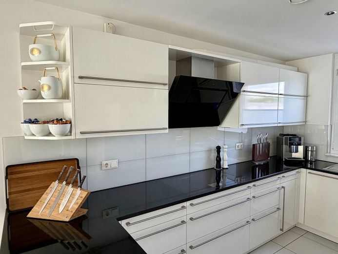 Trasferirsi e sentirsi a casa: casa a schiera di testa KfW-55 con giardino e ampia terrazza sul tetto – Küche
