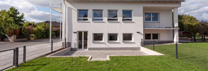 Hochwertig sanierte 3-Zimmer-EG-Wohnung mit Terrasse, Garten und 2 Stellplätzen – Eigener Garten