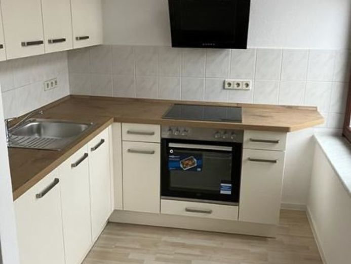 Helle 2-Zimmer mit EBK, neuem Laminat und Dusche in zentraler Lage! – Foto 1