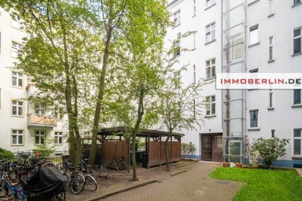 IMMOBERLIN.DE - Attraktive Altbauwohnung mit Balkon & Lift in sehr beliebter Lage