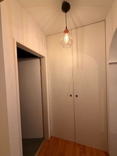 Helle 3-Zimmer-Wohnung mit Südost-Balkon, TG-Stellplatz in Bahnhofsnähe in Esting – Einbauschrank im Flur