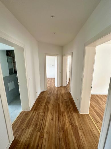 Lichtdurchflutete Altbauwohnung mit Einbauküche und Loggia - Erstbezug nach Sanierung – Flur