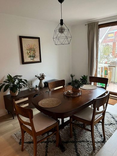 Esszimmer mit Möbeln 1. OG