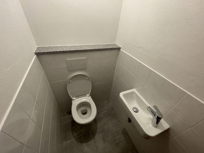 Appartamento con 4 locali al 1° piano, giardino e terrazza, nuova costruzione di 103 m2 a Fridolfing, canone di locazione senza spese 1150€ – Wc
