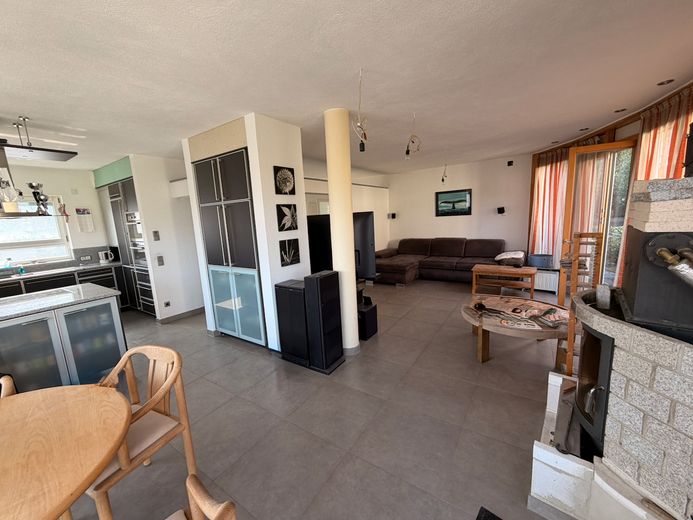 Dom jednorodzinny o wyjątkowej architekturze i dużym potencjale – Wohnzimmer