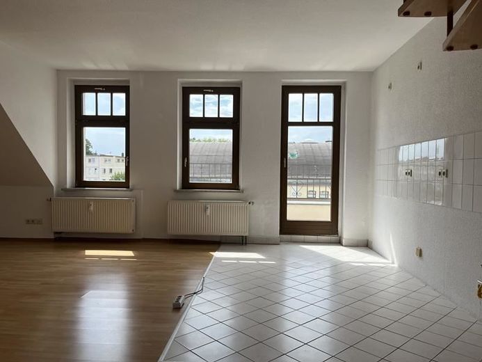 Helle und vermietete Maisonette DG 2-Zi. mit Balkon, Aufzug, Laminat, Wanne und Dusche in Bestlage * – offene Küche