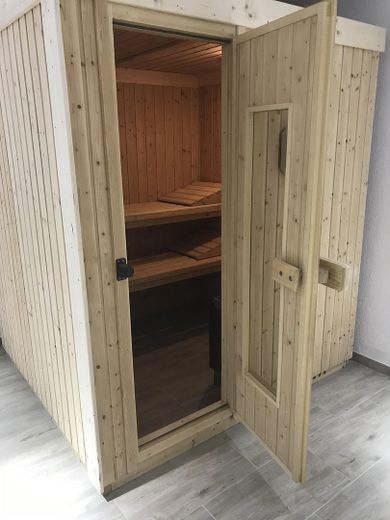 Posizione unica: edificio commerciale e casa unifamiliare direttamente al confine svizzero, presso la stazione ferroviaria – Sauna/Untergeschoß