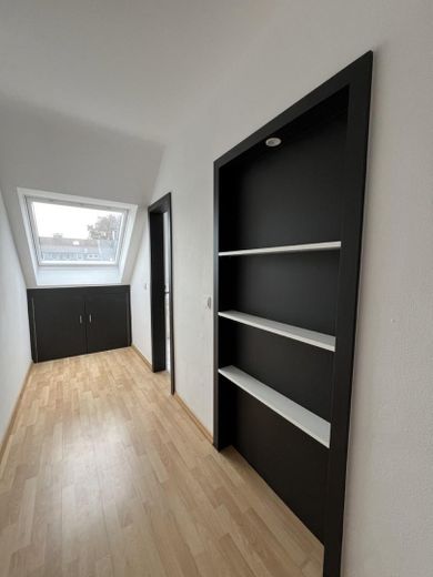 Flur mit Einbauregal