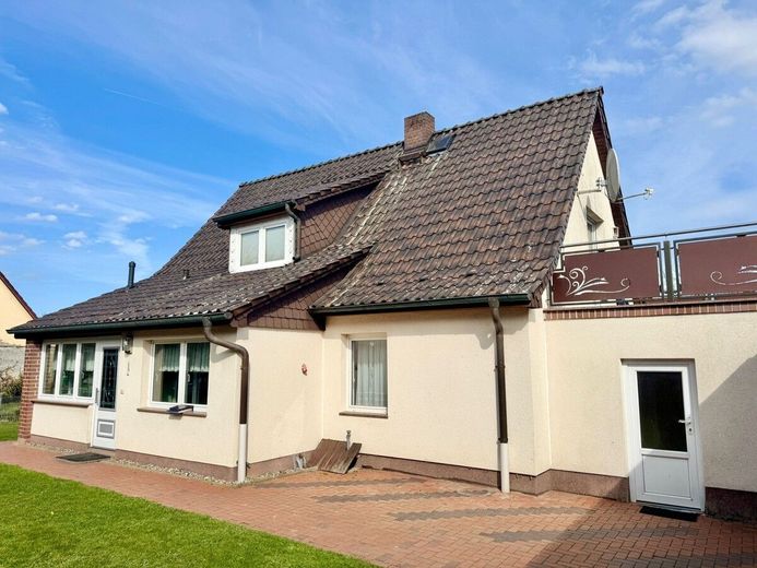 HORN IMMOBILIEN ++ Haus mit Doppelgarage und Nebengebäude in Wodarg bei Altentreptow, ruhige Lage – Hausansicht vom Grundstück