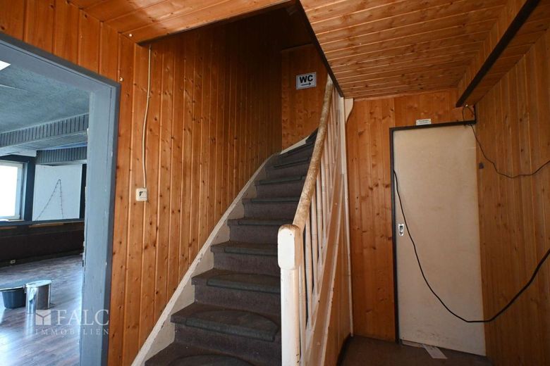 Ein komplettes Haus für Ihre Kapitalanlage oder Beruf !! – Treppenaufgang zum OG
