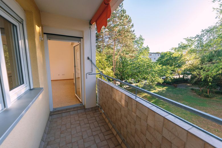 Natychmiast dostępne: piękne mieszkanie 2-pokojowe z loggią od zachodu i zmodernizowaną łazienką – Westbalkon