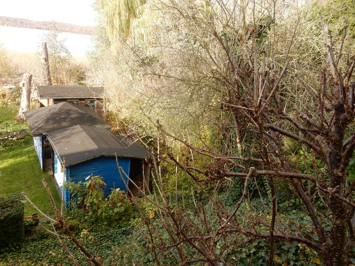 Idyllisches Haus am See mit Bootsanleger – Blick von oben auf Gartenhaus