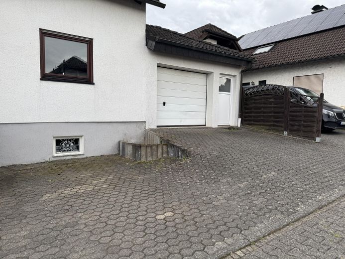 Garage mit Stellplatz