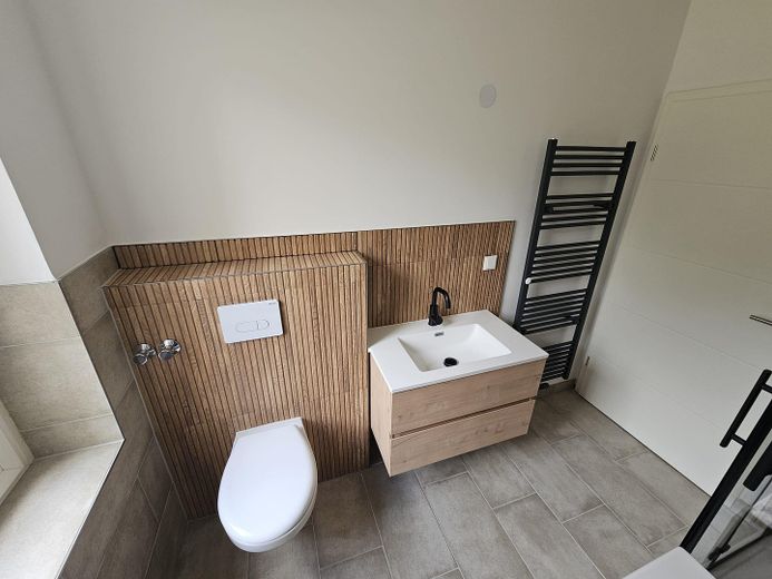 Stilvolle 2-Zimmer-Wohnung mit Regendusche, Badewanne & hochwertiger Ausstattung in Bernau – Bad mit Regendusche & Wanne