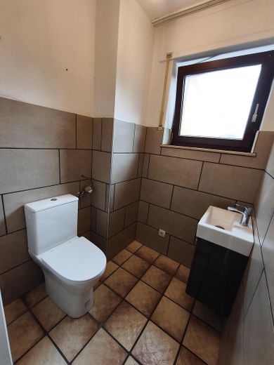 Großzügige Erdgeschoss Wohnung mit Garten und Garage – Gäste-WC