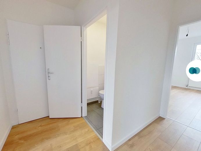 Cómodo piso de 3 habitaciones con balcón – Flurabschnitt I