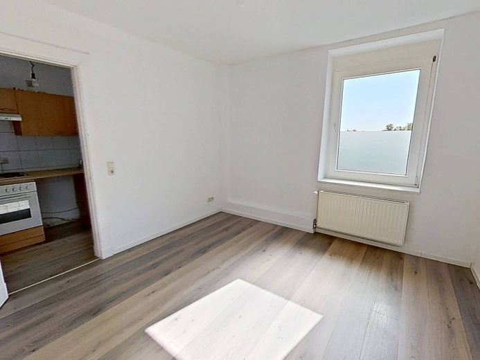 Aynı anda merkezi ve sakin: Neumünster'de aydınlık, kullanışlı 2 odalı çatı katı dairesi – Ansicht I: Wohn- und Essberei…