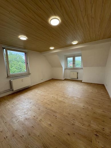 Attraente appartamento di 3 locali appena ristrutturato in un condominio ben tenuto – Großes, helles Wohnzimmer