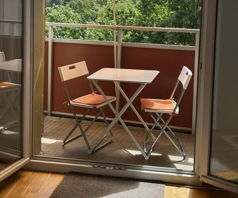 Ankastre mutfaklı, duş banyolu, balkonlu, otoparklı daire; BER ve Freie Universität Berlin yakınında