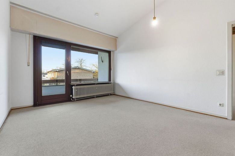 Reihenmittelhaus mit Terrasse, Loggia und Garage in Köln-Seeberg – Schlafzimmer