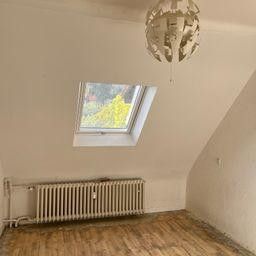 Dachgeschosswohnung mit Balkon und neu saniertem Badezimmer – Kinderzimmer