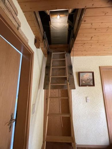 Dom jednorodzinny z mieszkaniem dla gości na przedmieściach, w dolnym biegu doliny Piany, w sercu Pomorza Przedniego – Treppe z. begehbaren Dachbode