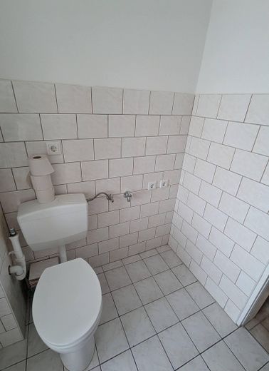 Einladung in dein/euer neues Zuhause (2 Zi, 6. Stock, Aufzug, Balkon, Stellplatz, EBK) – Bad1