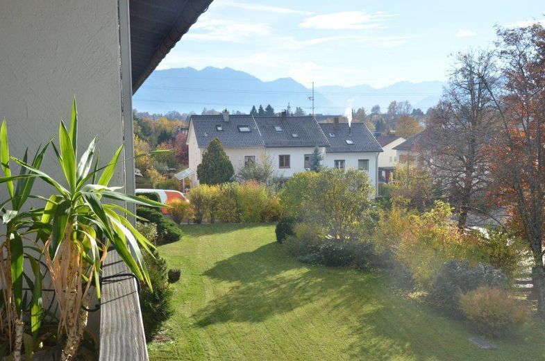 Traumhafte Wohnung mit großem Balkon und Fernblick in Murnau a. Staffelsee – Blick auf Garten und Berge