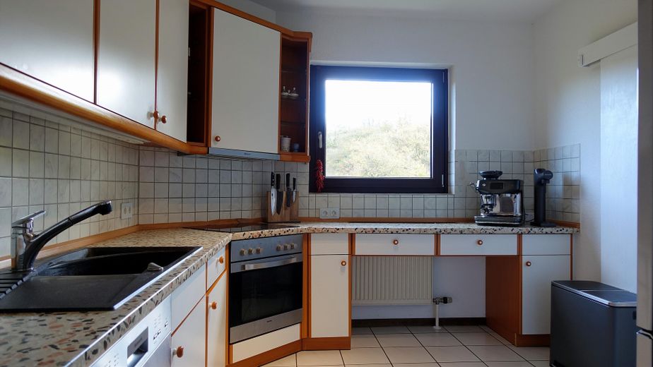 Provisionsfrei: Feldrand-Idylle trifft Smart Home – Vollklima, PV & sehr niedrige Energiekosten – Küche EG