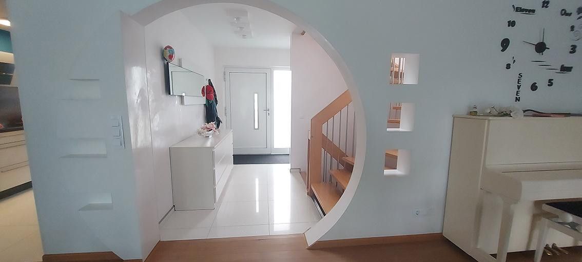 Geräumiges und modernisiertes 8-Zimmer-Einfamilienhaus mit geh. Innenausstattung in bester Lage – Eingangsbereich