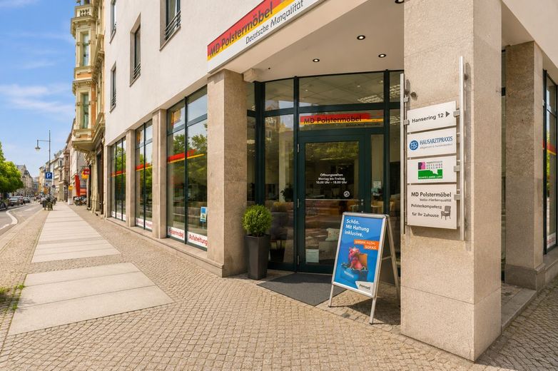 Attraktive Einzelhandels- und Ausstellungsfläche mit großzügiger Schaufensterfront – Außenansicht